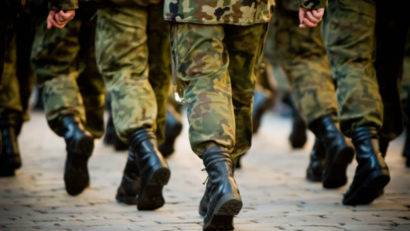 Majoritatea românilor sprijină iniţiativa introducerii stagiului militar pe bază de voluntariat