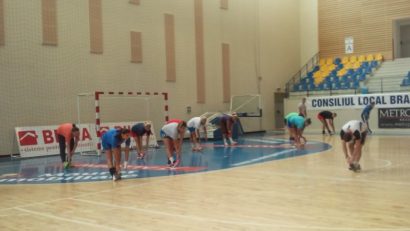 Handbalistele Braşovului s-au întors la antrenamentele din sală