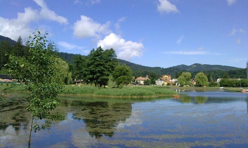 Lacul Noua din Brașov va fi repopulat cu pești Lacul Noua din Brașov va fi repopulat cu pești