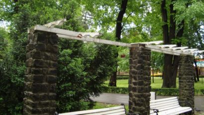Persoane cu dizabilităţi întreţin parcuri, cimitire sau drumuri din Harghita