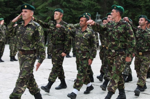 Armata ar putea fi finanţată prin donaţii private