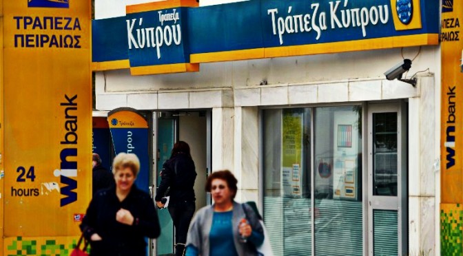 Restricţiile asupra retragerilor de numerar în Grecia ar putea rămâne în vigoare mai multe luni Restricţiile asupra retragerilor de numerar în Grecia ar putea rămâne în vigoare mai multe luni