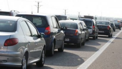 Trafic îngreunat în judeţul Braşov, la intrarea în Predeal dinspre Azuga