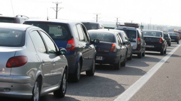 Trafic îngreunat în judeţul Braşov, la intrarea în Predeal dinspre Azuga Trafic îngreunat în judeţul Braşov, la intrarea în Predeal dinspre Azuga
