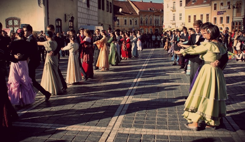 Romana se dansează din nou, la Brașov Romana se dansează din nou, la Brașov