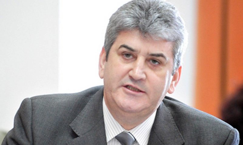 Gabriel Oprea va prelua de mâine atribuţiile premierului Gabriel Oprea va prelua de mâine atribuţiile premierului