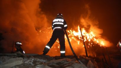 Incendiu puternic, aseară, la o locuinţă şi mai multe anexe gospodăreşti din Gheorgheni