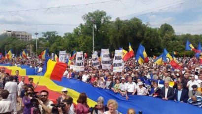 Câteva sute de persoane s-au adunat la un miting în centrul Chişinăului cerând unirea cu România