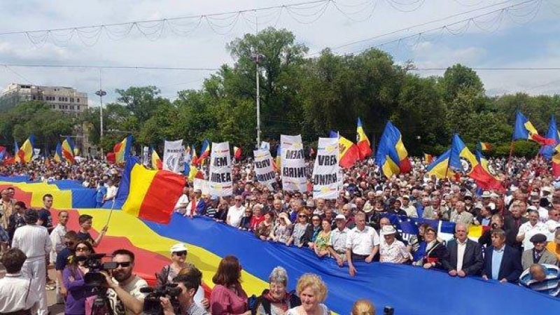 Câteva sute de persoane s-au adunat la un miting în centrul Chişinăului cerând unirea cu România Câteva sute de persoane s-au adunat la un miting în centrul Chişinăului cerând unirea cu România
