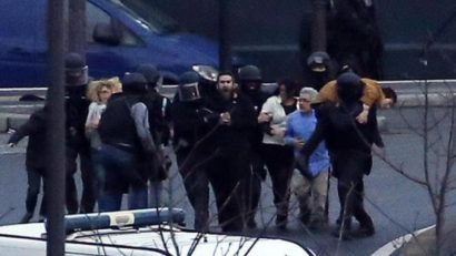 10 persoane, ţinute ostatice într-un magazin lângă Paris