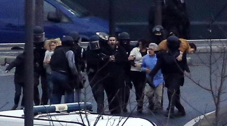 10 persoane, ţinute ostatice într-un magazin lângă Paris 10 persoane, ţinute ostatice într-un magazin lângă Paris