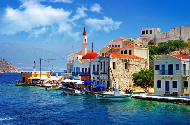 Turiştii români din Grecia nu vor fi afectaţi de măsurile de limitare a retragerilor de numerar
