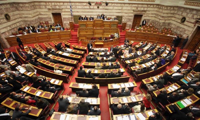 Acordul semnat de Tsipras a trecut de comisiile parlamentare Acordul semnat de Tsipras a trecut de comisiile parlamentare
