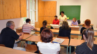 Peste 7.400 de candidaţi sunt aşteptaţi azi la proba scrisă a examenului naţional de definitivare în învăţământ