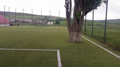 Terenul de fotbal din Tonciu (jud.Mureş) pe care se află un stejar batrân a ajuns cunoscut în toata lumea