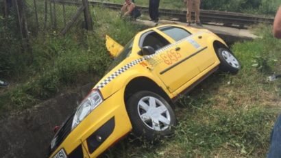 Un taximetrist din Sibiu a scăpat cu viaţă, după ce a fost lovit de tren