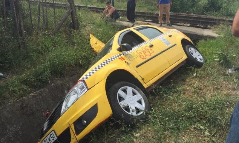 Un taximetrist din Sibiu a scăpat cu viaţă, după ce a fost lovit de tren Un taximetrist din Sibiu a scăpat cu viaţă, după ce a fost lovit de tren