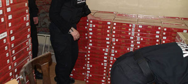 Peste 200 de kilograme de tutun fără timbru au fost descoperite de polițiștii mureșeni Peste 200 de kilograme de tutun fără timbru au fost descoperite de polițiștii mureșeni
