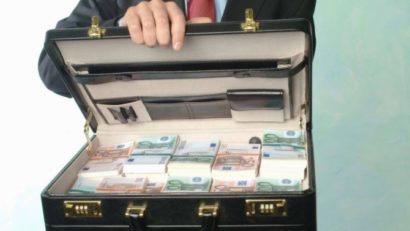 Valiză cu bani depistată în subsolul locuinței primarului Brașovului