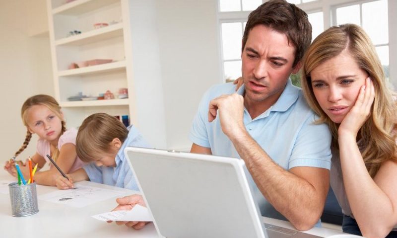 Aproape 90% din venitul unei familii din România este cheltuit pe mâncare, facturi şi taxe Aproape 90% din venitul unei familii din România este cheltuit pe mâncare, facturi şi taxe