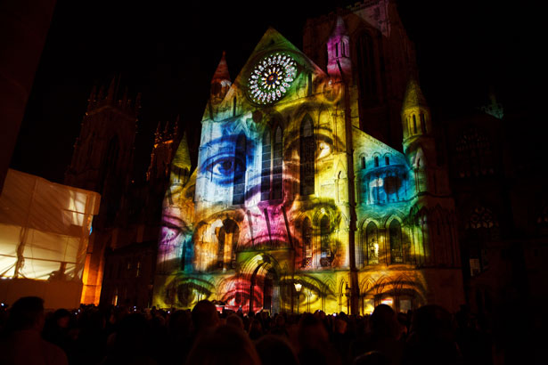Demonstraţii de video-mapping 3D în Piaţa Sfatului din Brașov Demonstraţii de video-mapping 3D în Piaţa Sfatului din Brașov