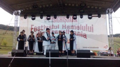 Micii producători de produse bio încurajaţi la Festivalul Hameiului