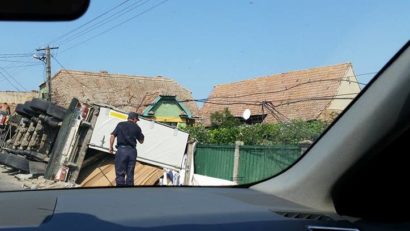 Tir răsturnat în localitatea Vânători, județul Mureș