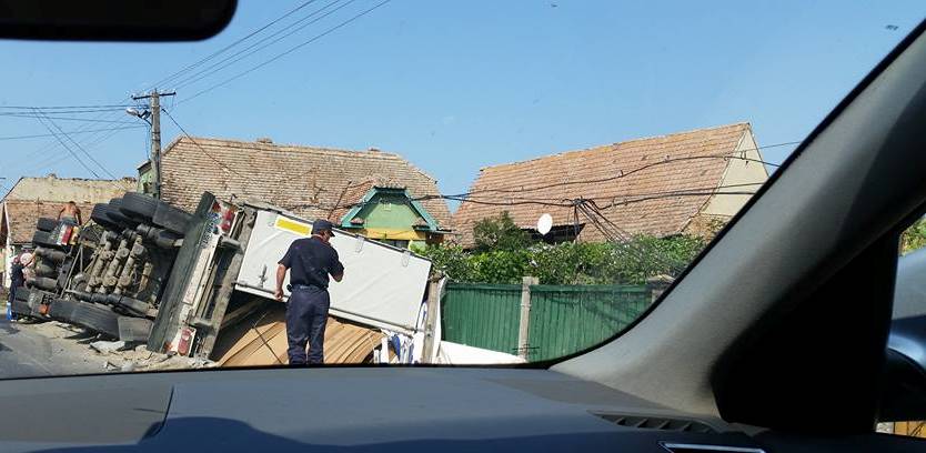 Tir răsturnat în localitatea Vânători, județul Mureș Tir răsturnat în localitatea Vânători, județul Mureș