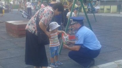 Polițiștii avertizează: telefoanele copiilor îi pot expune la riscuri inutile