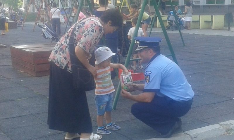 Polițiștii avertizează: telefoanele copiilor îi pot expune la riscuri inutile Polițiștii avertizează: telefoanele copiilor îi pot expune la riscuri inutile