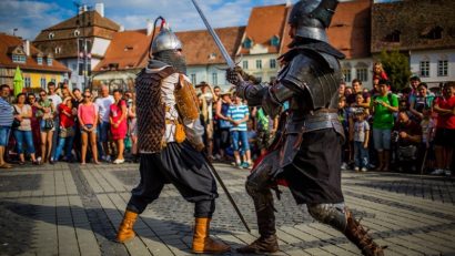 Piaţa Mare din centrul Sibiului, transformată în iarmaroc medieval