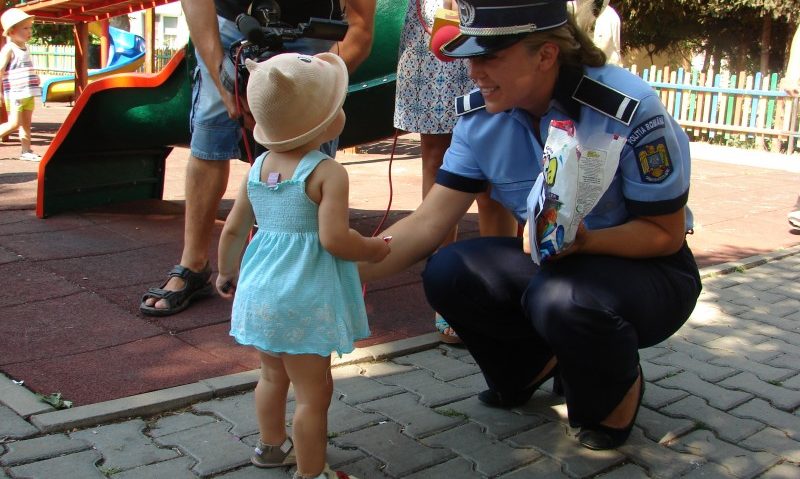Polițiștii îi învață pe mureșeni cum să ia nota 10 la siguranță Polițiștii îi învață pe mureșeni cum să ia nota 10 la siguranță
