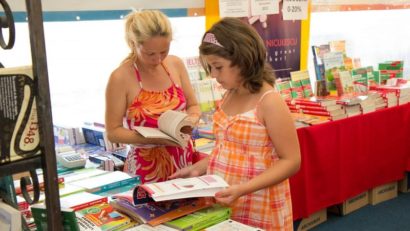 Târgul Gaudeamus Litoral, deschis în Mamaia, pe faleza din faţa studioului Radio Vacanţa