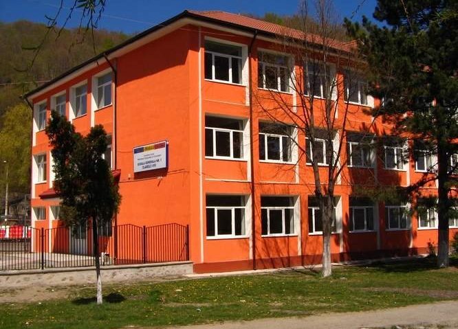 Şcolile sunt obligate să trimită Serviciului de asistenţă socială listele cu toţi copiii care au cel puţin un părinte plecat în strainătate Şcolile sunt obligate să trimită Serviciului de asistenţă socială listele cu toţi copiii care au cel puţin un părinte plecat în strainătate
