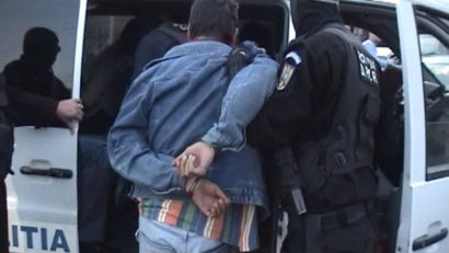Doi bărbați reținuți de polițiștii mureșeni, pentru șantaj și camătă
