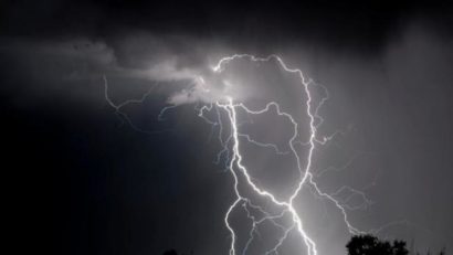 Cod Galben de ploi şi descărcări electrice în judeţele Sibiu şi Braşov