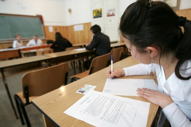 Sesiunea august-septembrie 2015 a Bacalaureatului continuă azi cu proba obligatorie a profilului Sesiunea august-septembrie 2015 a Bacalaureatului continuă azi cu proba obligatorie a profilului