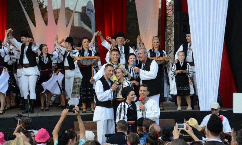 Vedetele muzicii populare, la festivalul ‘Cântecele Munţilor’ din Sibiu Vedetele muzicii populare, la festivalul ‘Cântecele Munţilor’ din Sibiu