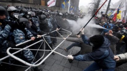 Aproximativ 50 de persoane au fost rănite, între care 4 grav, în urma exploziei produse astăzi în faţa clădirii Radei Supreme din Kiev