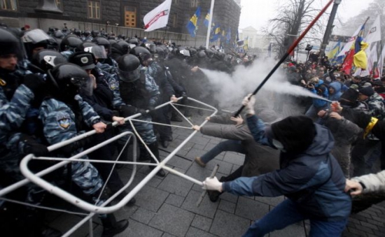 Aproximativ 50 de persoane au fost rănite, între care 4 grav, în urma exploziei produse astăzi în faţa clădirii Radei Supreme din Kiev Aproximativ 50 de persoane au fost rănite, între care 4 grav, în urma exploziei produse astăzi în faţa clădirii Radei Supreme din Kiev