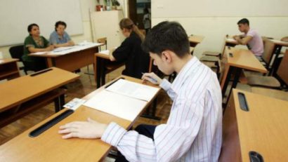 Doi elevi au ratat astăzi bacalaureatul în Mureș după ce le-au sunat telefoanele în timpul examenului