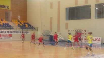 Primul test al handbalistelor de la Corona Braşov: 28-26 (11-16) cu Măgura Cisnădie