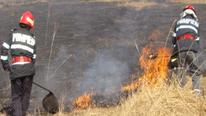14 incendii de vegetaţie uscată în ultimele două săptămâni în Mureş