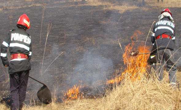 14 incendii de vegetaţie uscată în ultimele două săptămâni în Mureş