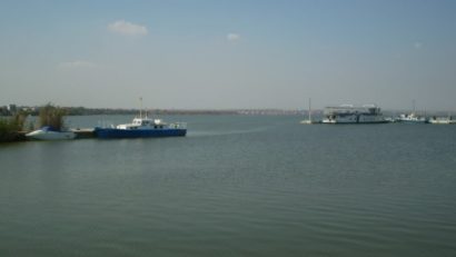 Barcă răsturnată în lacul Siutghiol