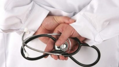 Doi medici brașoveni cercetați pentru luare de mită