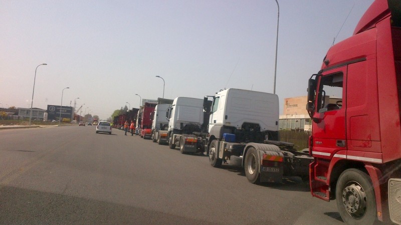 Circulaţia vehiculelor cu masa totală maximă autorizată mai mare de 7,5 tone va fi restricţionată astăzi, până la ora 20,00 Circulaţia vehiculelor cu masa totală maximă autorizată mai mare de 7,5 tone va fi restricţionată astăzi, până la ora 20,00