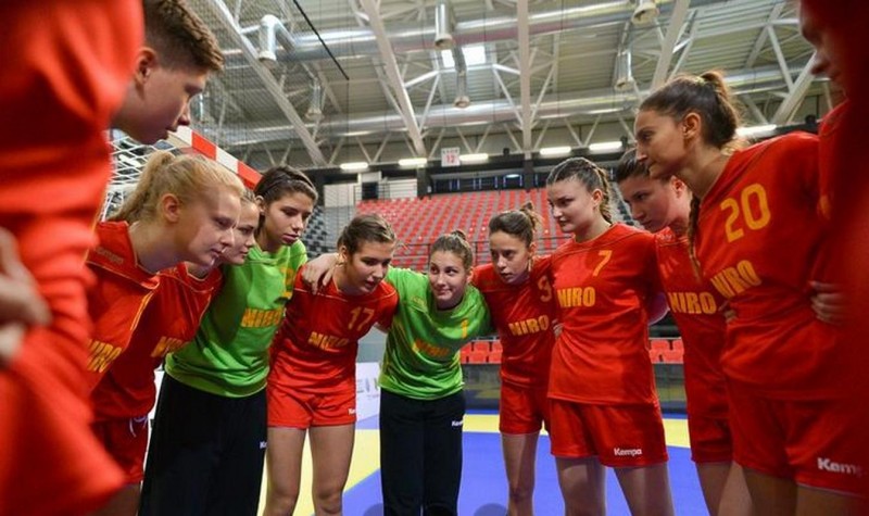 Cu braşoveanca Sorina Târcă în prim plan, România s-a calificat în semifinalele ,,europenelor” de handbal U 17! Cu braşoveanca Sorina Târcă în prim plan, România s-a calificat în semifinalele ,,europenelor” de handbal U 17!