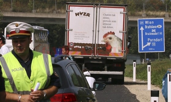 Peste 70 de imigranţi morţi, în camionul descoperit pe o autostradă din Austria Peste 70 de imigranţi morţi, în camionul descoperit pe o autostradă din Austria