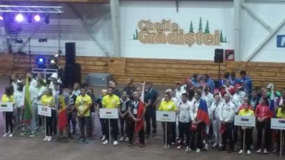 Au început ,,mondialele” de la Cheile Grădiştei: peste 230 de sportivi, din 26 de ţări onorează întrecerile